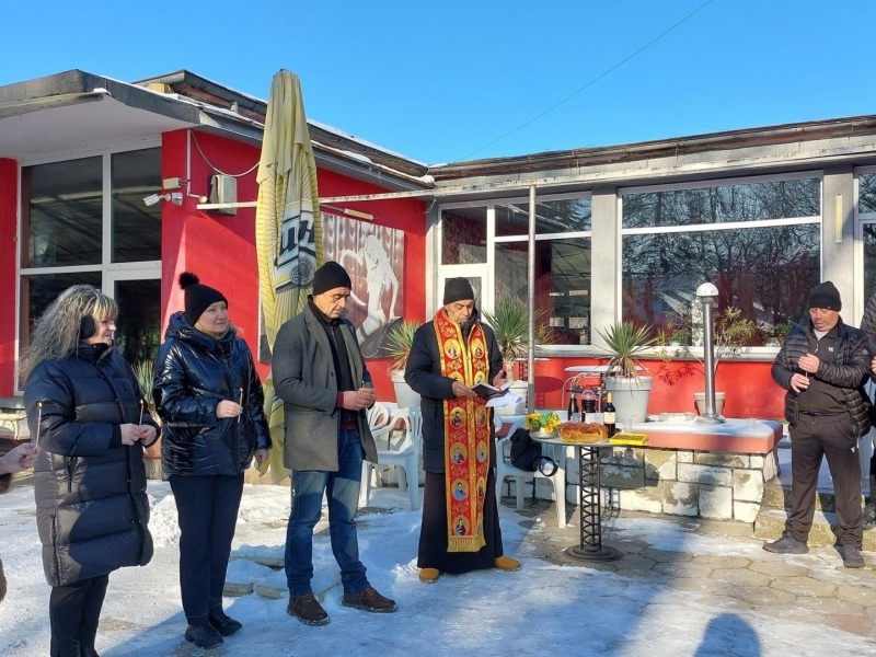 На обичая „Къпанки“ младоженецът Тома Савов бе окъпан за здраве в ледените води на чешмата в с. Царевец