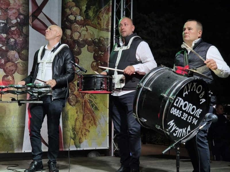 „Свищовски лозници“ завърши с духова музика, народни танци и награждаване на победителите в конкурса за домашно червено вино 