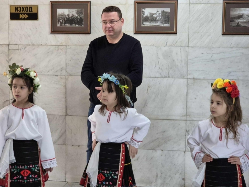 Лазарки навестиха Община Свищов