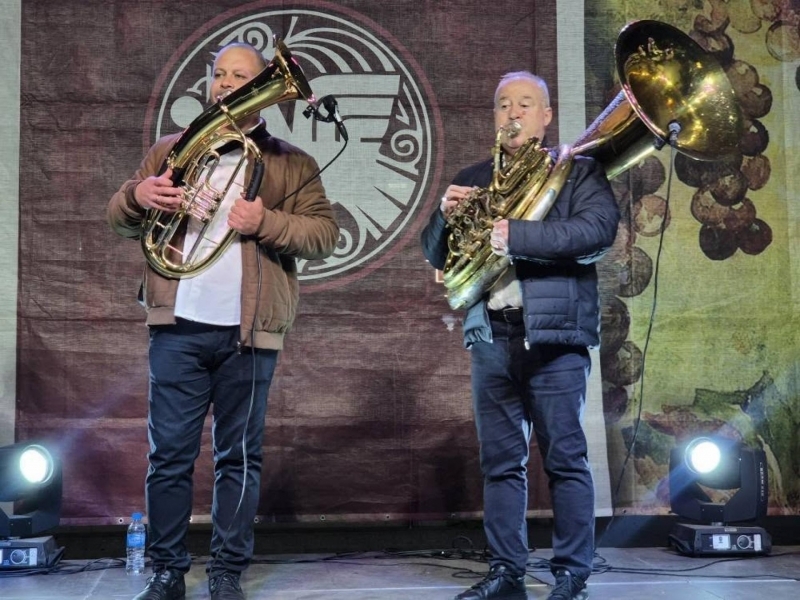 „Свищовски лозници“ завърши с духова музика, народни танци и награждаване на победителите в конкурса за домашно червено вино 