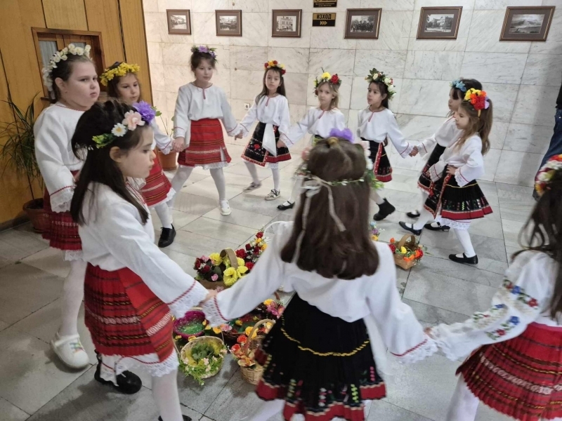 Лазарки навестиха Община Свищов
