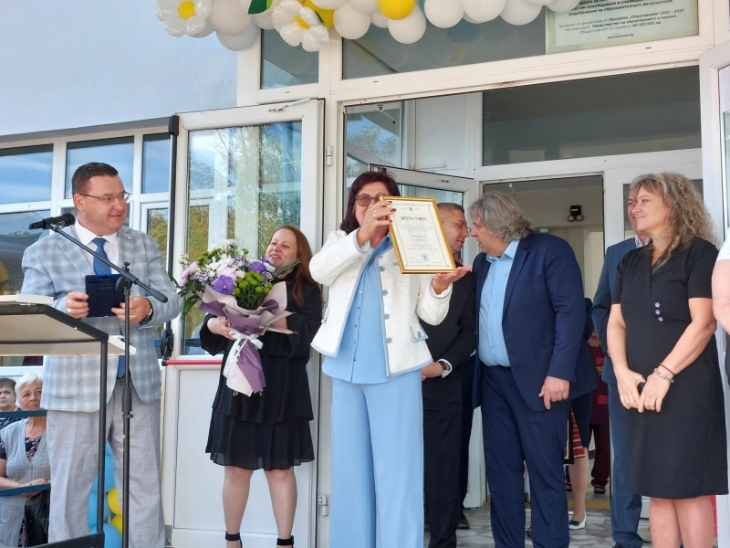 Дългогодишният директор на СУ "Димитър Благоев" Цветанка Кирова бе удостоена с Почетна награда на Община Свищов 