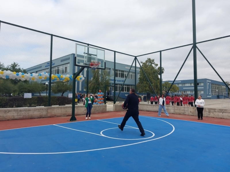 В СУ "Димитър Благоев" официално бяха открити нова спортна площадка и STEM център 