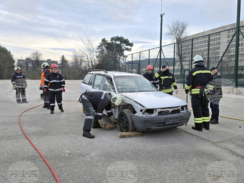 Демонстрация за извеждане на пострадал при пътнотранспортно произшествие и учебна евакуация при пожар проведоха в свищовско училище  