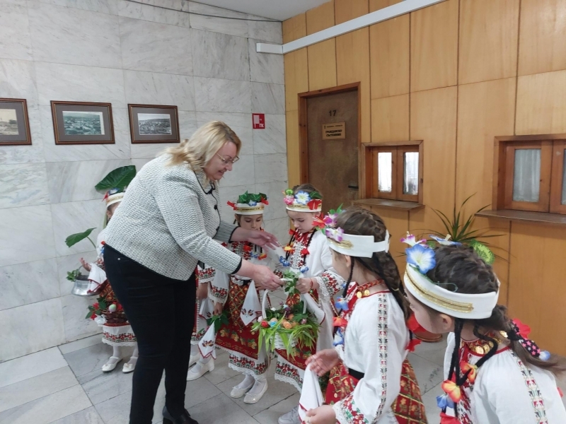 Лазарки от ДГ „Васил Левски“ посетиха Община Свищов и зарадваха служителите на общинска администрация 